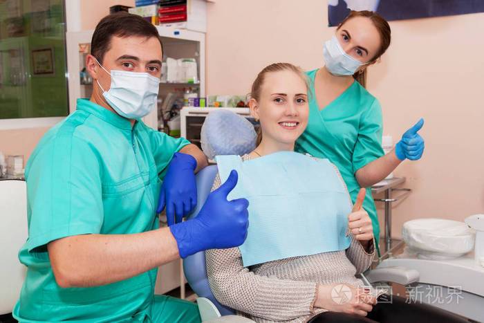 快乐两个牙科医生和患者,在牙科治疗后照片-正版商用图片0txhvz-摄图